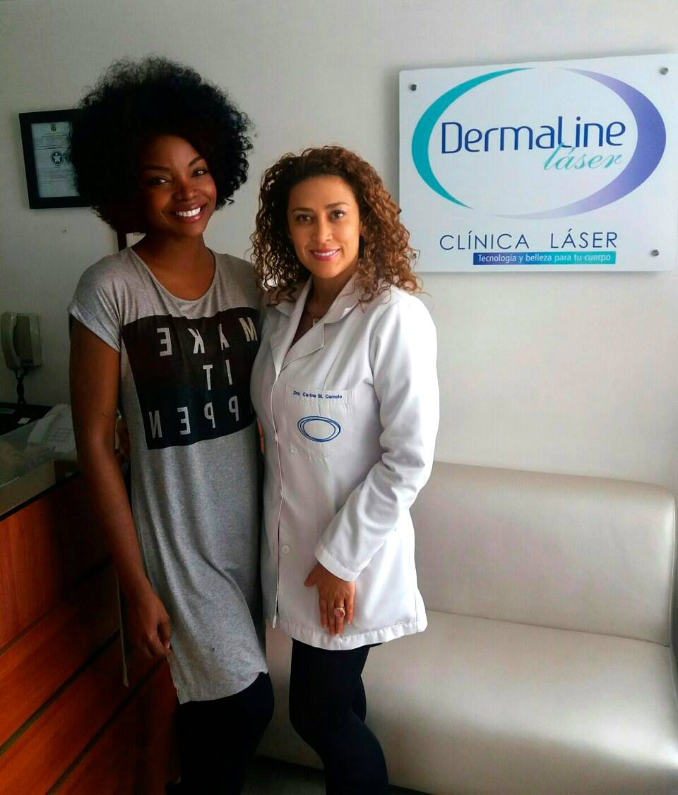 Dra. Karina Camelo posando con una paciente en la clínica