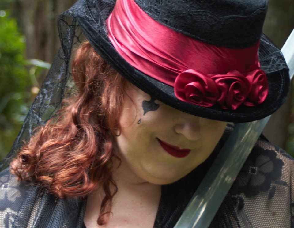 Woman wearing a black hat, representing Fortuna.