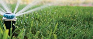 Gramado em processo de irrigação