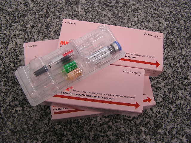 Zwei durchsichtige Injektionspen-Verpackungen auf rosa medizinischen Schachteln