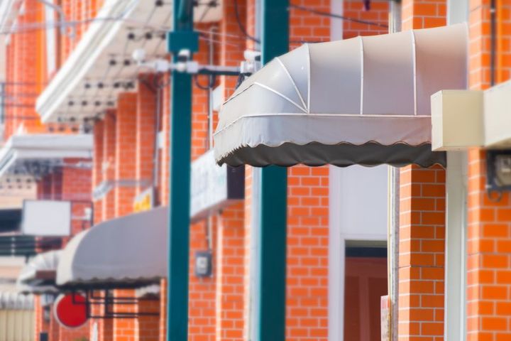 negozio con tenda a cappottina