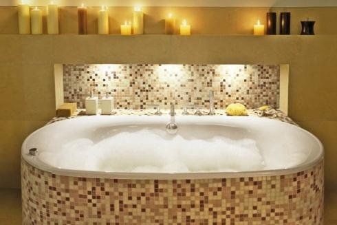 vasca da bagno con mosaico