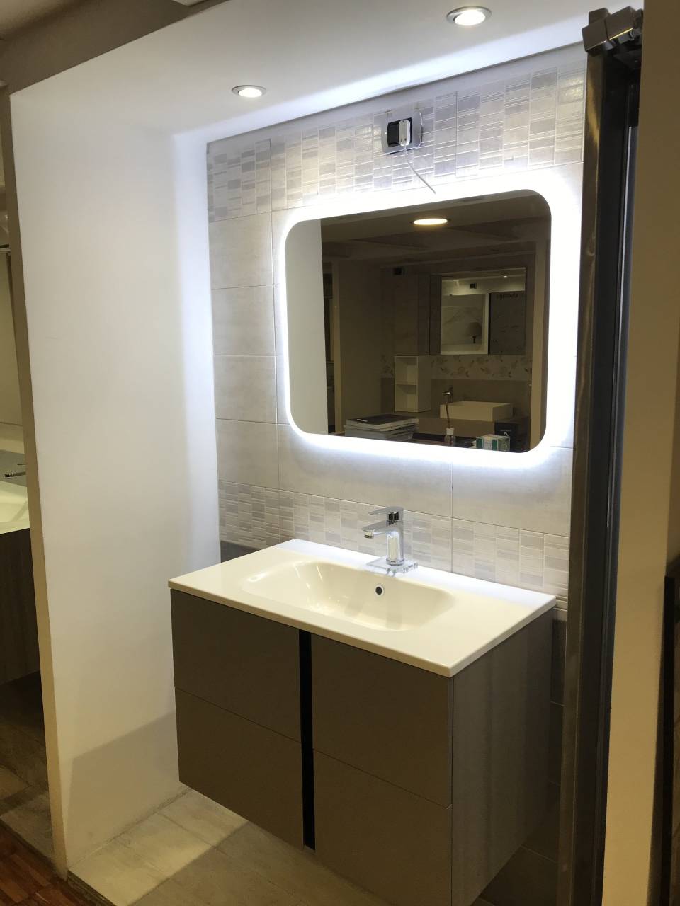 mobili per il bagno e specchi