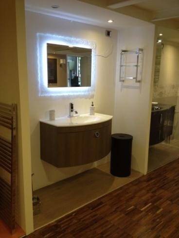 specchio e mobile bagno