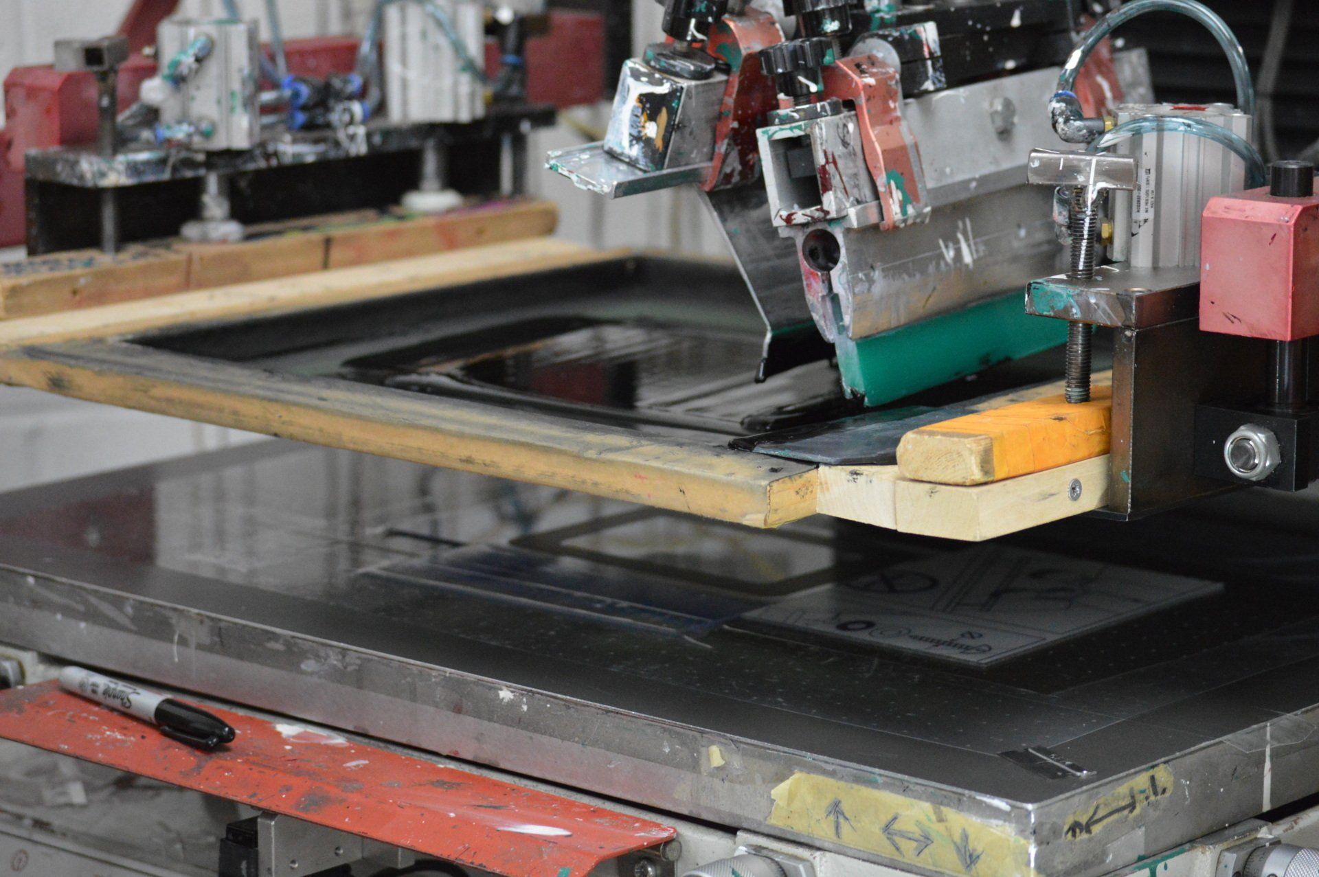 A machine is sitting on top of a table with a marker on it.