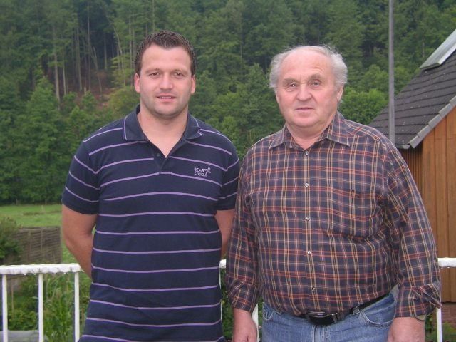 Rudolf Sauer (rechts) übergibt sein Malergeschäft an seinen langjährigen Mitarbeiter Frank Petermann (links).
