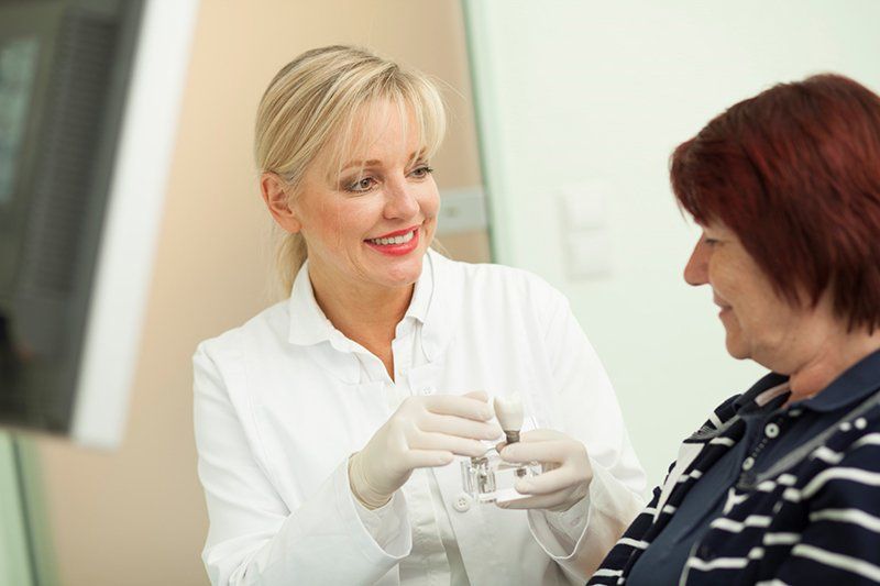 Implantate sind eine bewährte Behandlungsmethode und halten länger als Zahnbrücken und Prothesen. Implantate sind eine bewährte Behandlungsmethode und halten länger als Zahnbrücken und Prothesen.