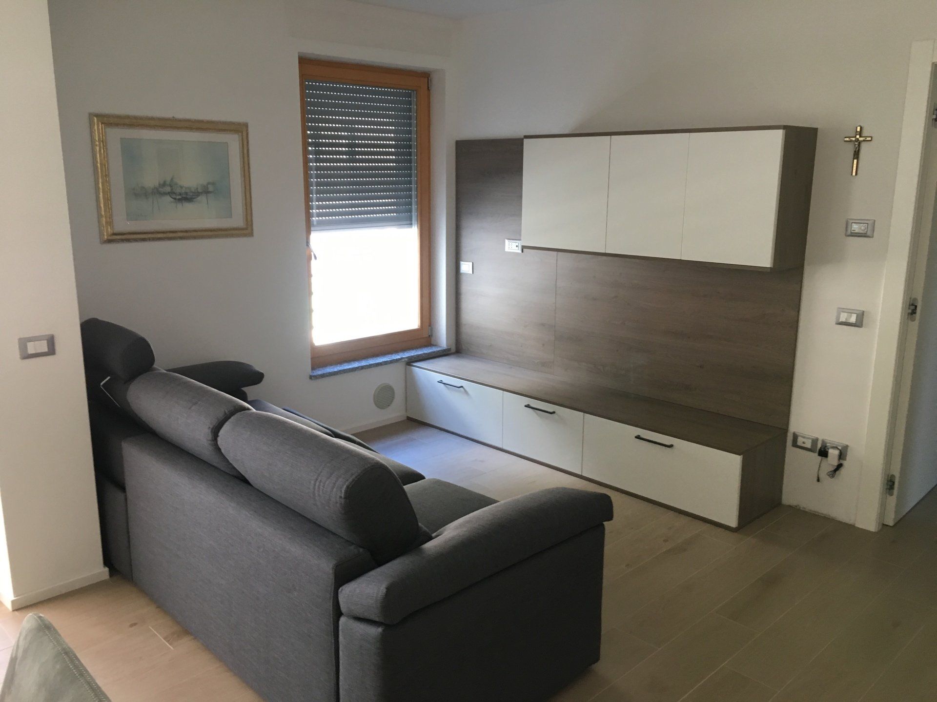 ampio divano letto in soggiorno