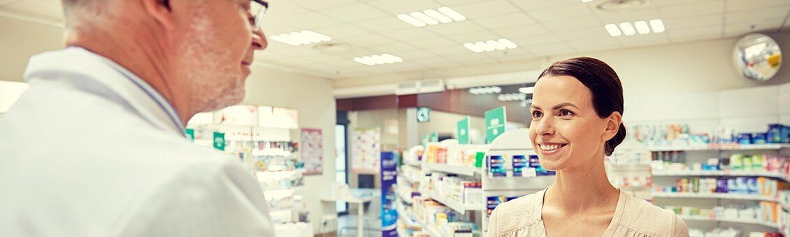 Naturopath with a customer in the Shop - Go Vita Toormina - Health Wellness in Toormina