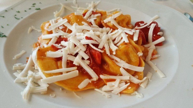 Erster Gang: Ravioli mit Sauce