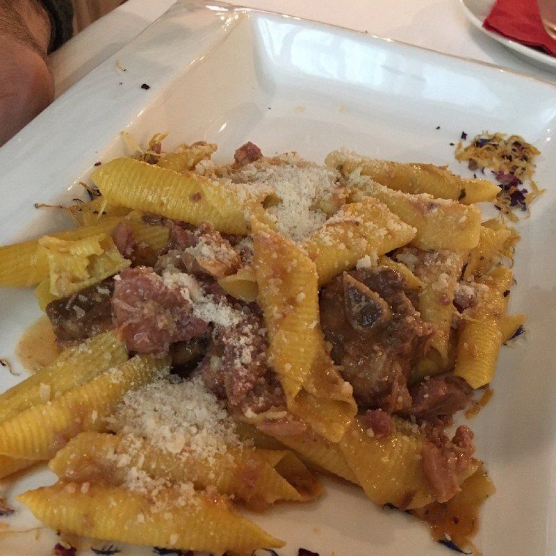 von Hand zubereitete frische Pasta
