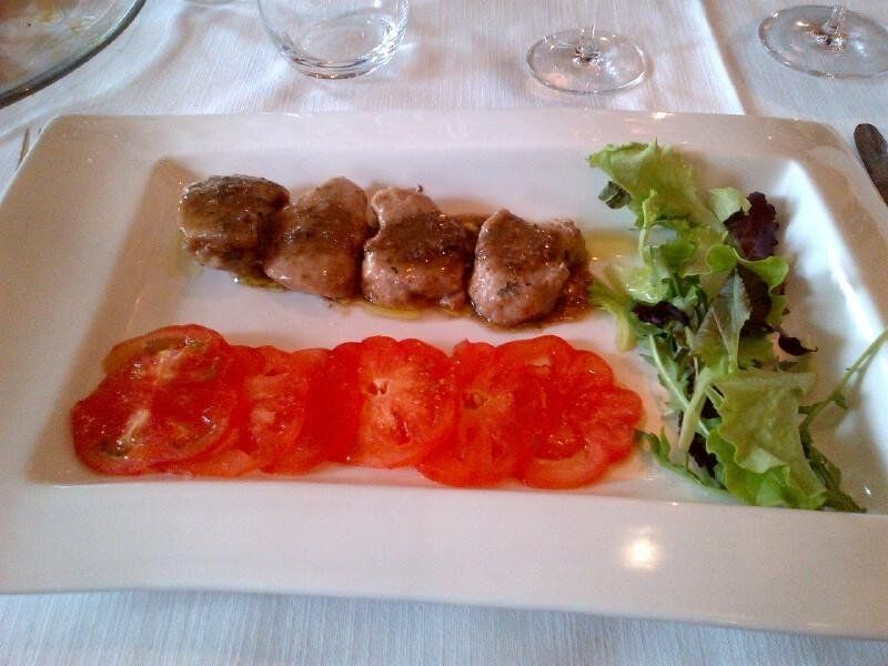 Fleischspieß mit Tomate und Gemüse
