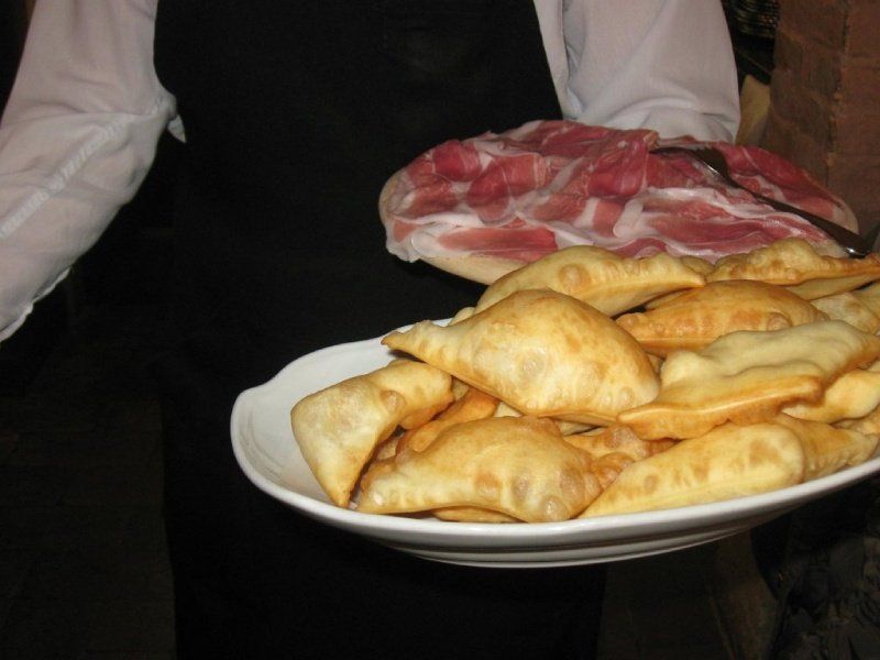 Tigelle mit Wurstwaren
