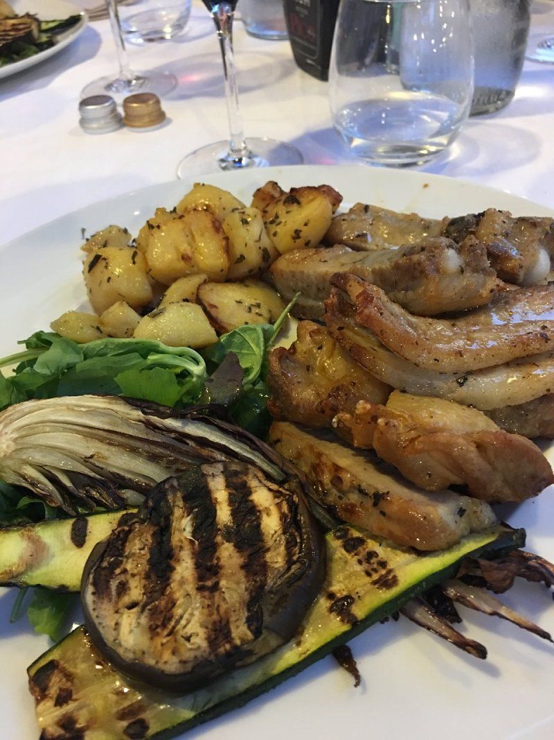 Gemischtes Fleisch mit Gemüse
