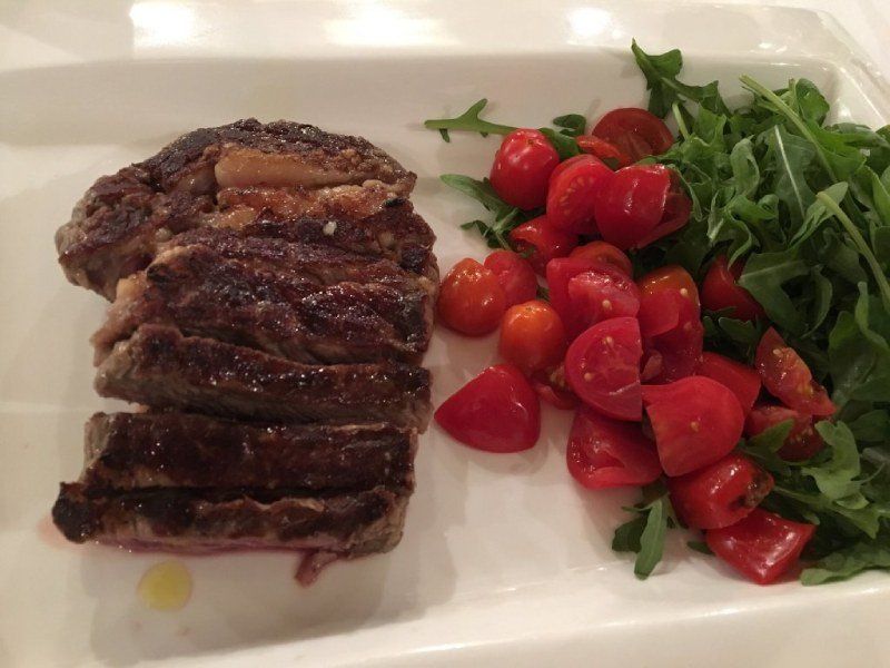 Tranchiertes Fleisch mit Kirschtomaten
