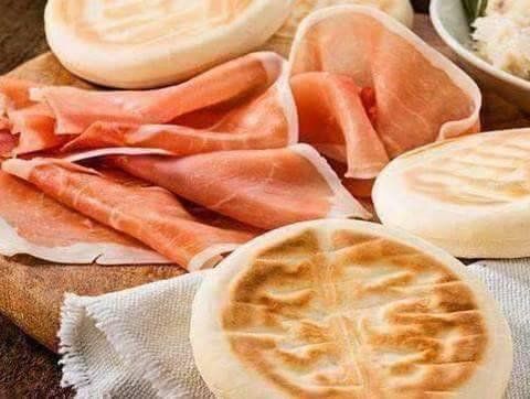 Tigelle mit Wurstwaren
