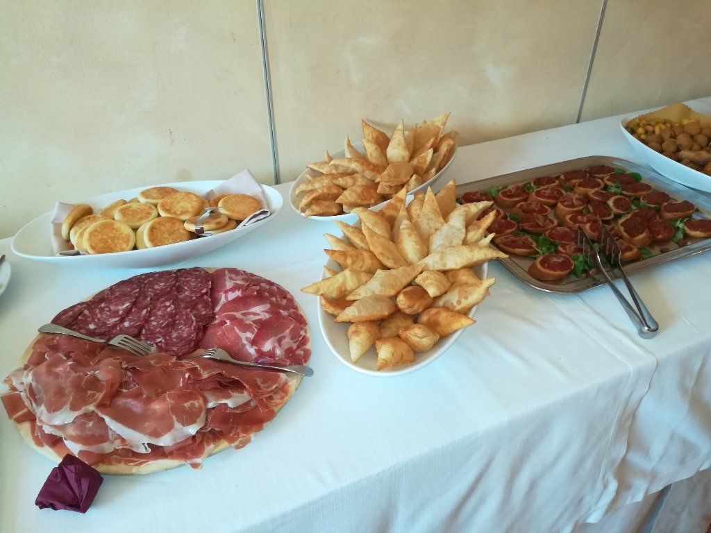 Tigelle mit Wurstwaren

