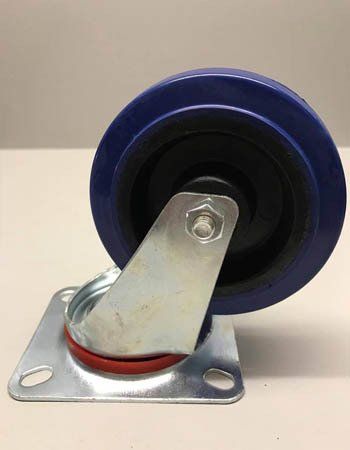 Una rueda azul está colocada encima de una mesa blanca.