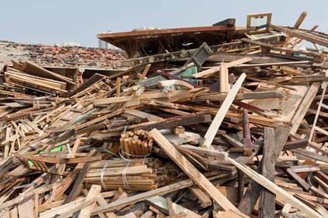Discarica con assi di legno