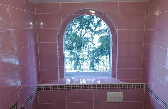 Bagno con piastrelle rosa