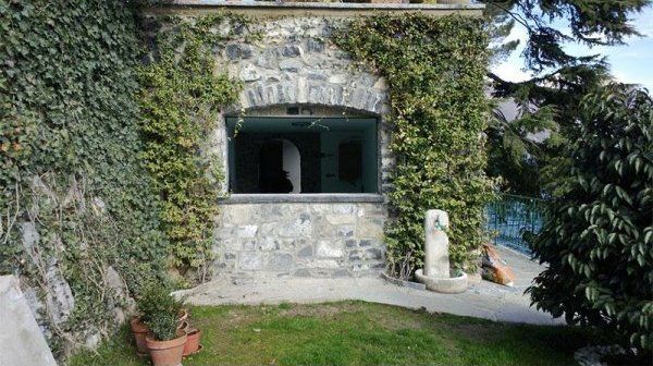 Finestra in muro in pietra