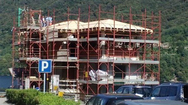 Ponteggi su edificio