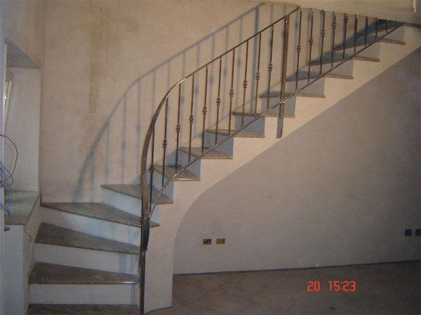Scala con ringhiera