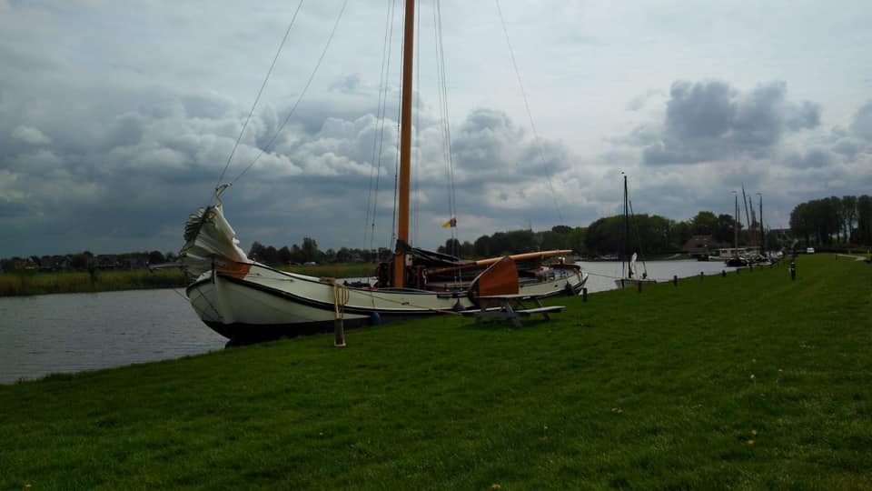 Skûtsje Gerrit de Vries van Bootverhuur de Vries in Sneek