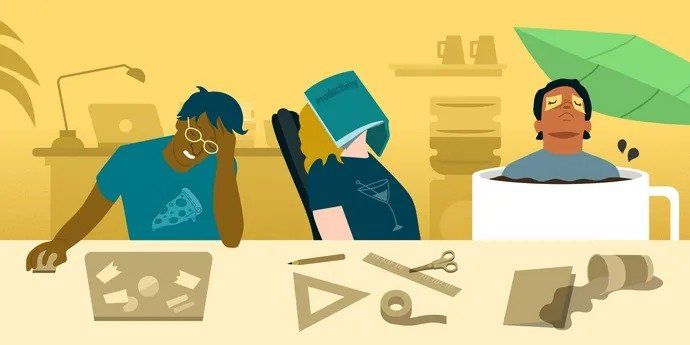 Tres personas desplomadas en sus escritorios con laptops, café y bocadillos en una oficina desordenada.