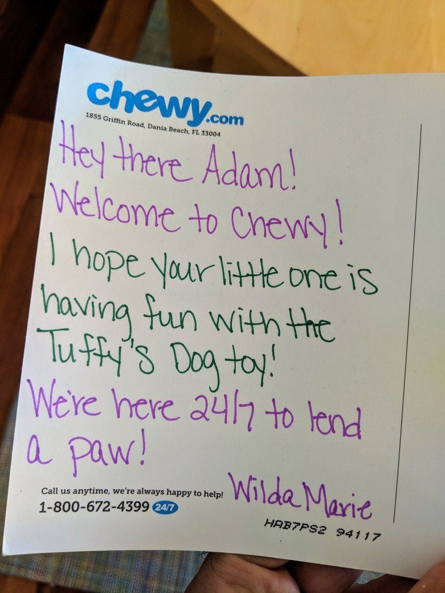 Nota manuscrita en una tarjeta de Chewy.com, dando la bienvenida a Adam y a su perro