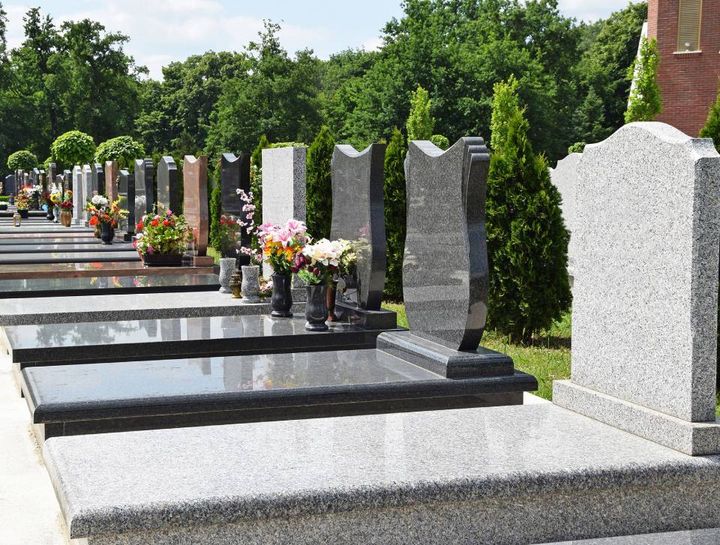 Lapidi e oggetti d'arte funeraria