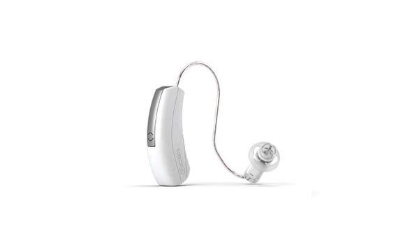 Esposizione di un apparecchio auricolare di color bianco e grigio 