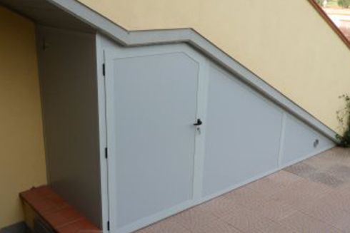 Esempio di armadio metallico per sottoscala realizzato dalla ditta.