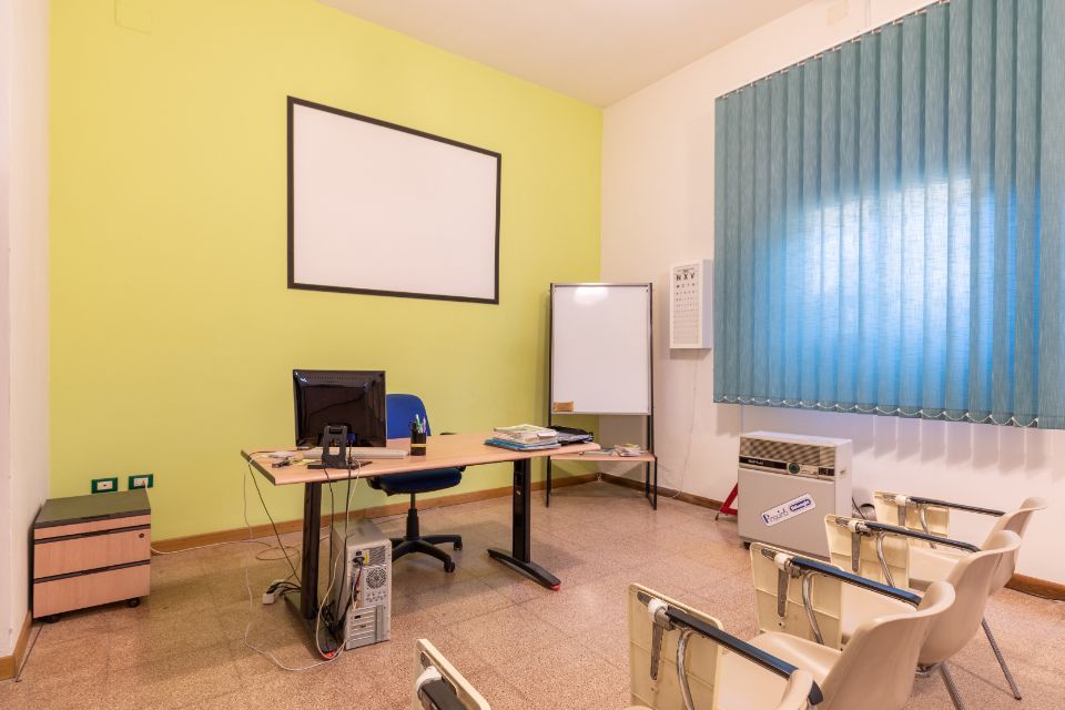 aula dell'autoscuola con lavagna a parete
