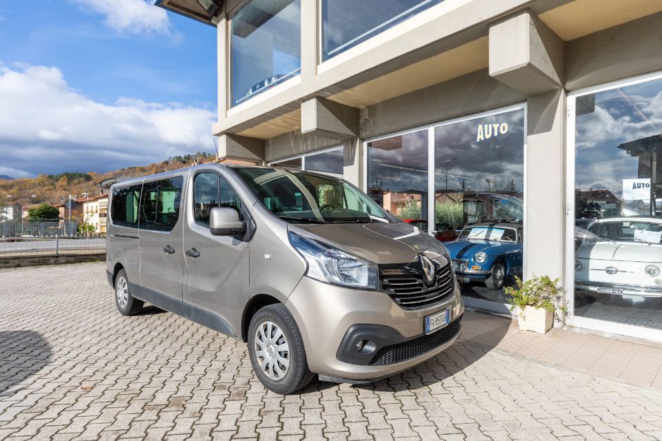 van esposto davanti la sede dell'autonoleggio