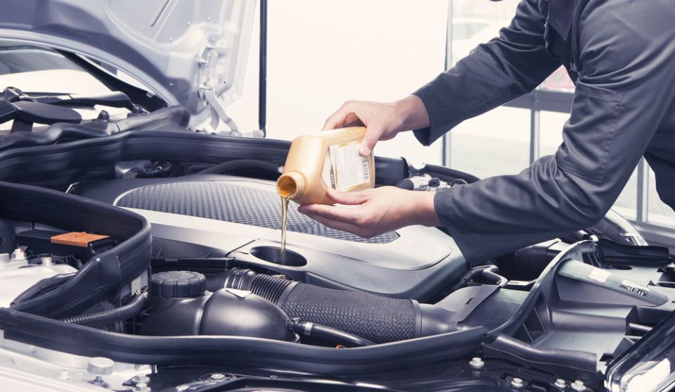 Sostituzione di olio per il motore dell'auto