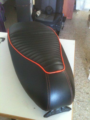 sella nera con cuciture rosse