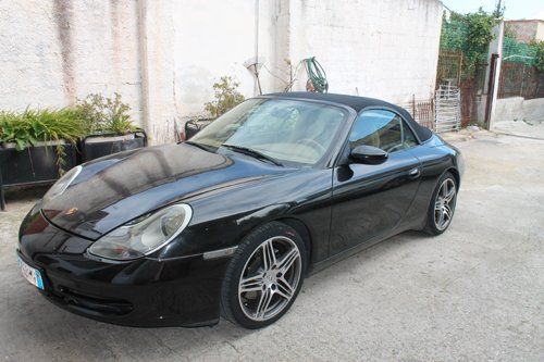 auto parcheggiata vicino a un muro