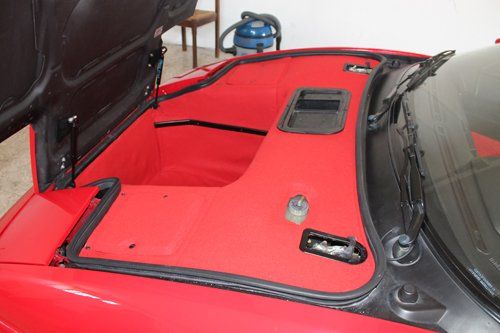 rivestimento rosso con cuciture nere per un automobile
