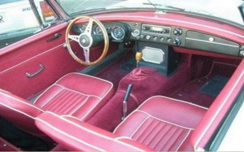 immagine interna di un auto con rivestimenti rossi e in pelle