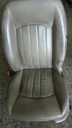 sedile color grigio topo appoggiato sul pavimento