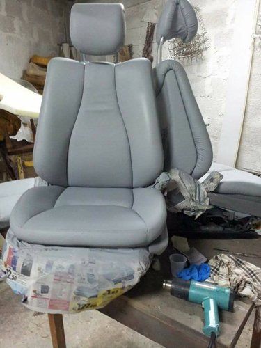 sedili grigi in fase di manutenzione in una officina