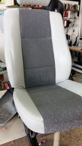 sedile grigio e bianco singolo in officina