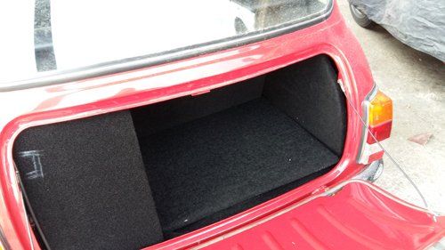 baule aperto di un auto rossa