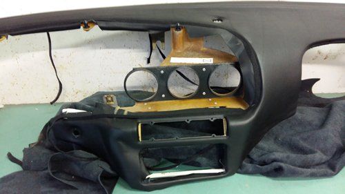 pezzo del cruscotto per auto da riparare