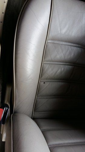 immagine ravvicinata sedile auto grigio scuro