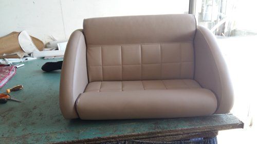 sedile doppio beige in officina