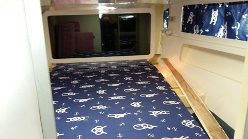 vista frontale di un rivestimento per camper con finestrino