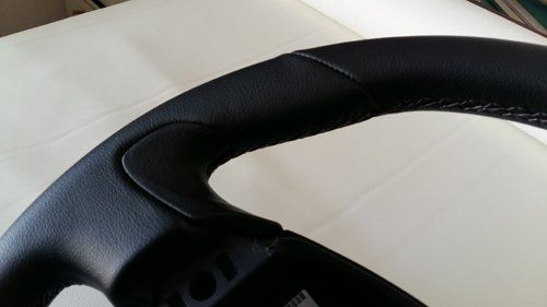 vista angolare di un volante nero