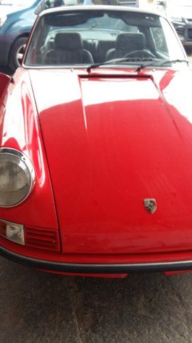 vista frontale di un auto d`epoca rossa